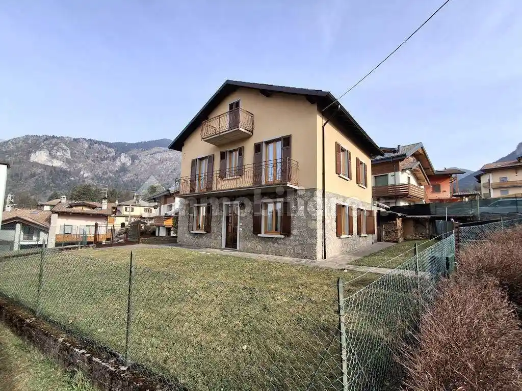 Villa in vendita a Castione della Presolana