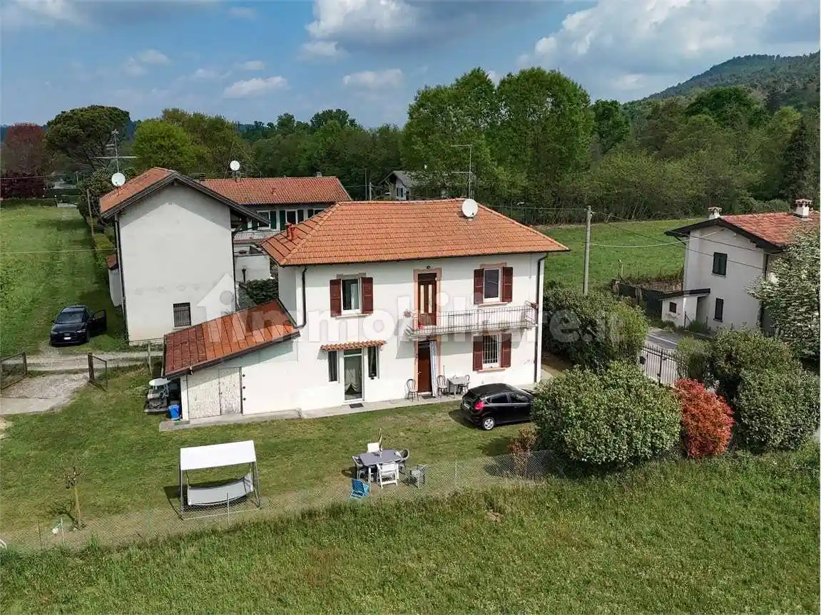 Casa indipendente in vendita a Sesto Calende