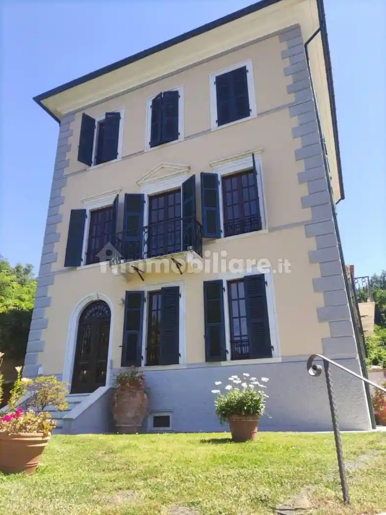 Villa in vendita a Carrara