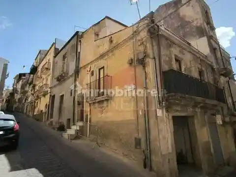 Palazzo - Edificio in vendita a Caltagirone