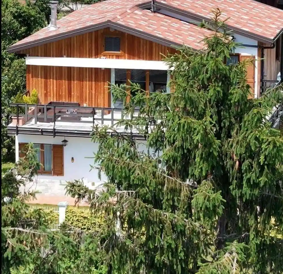 Villa in vendita a Comerio
