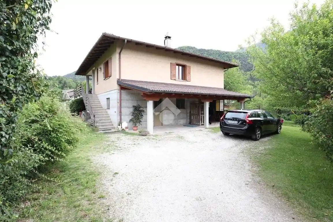 Villa in vendita a Villa Santina