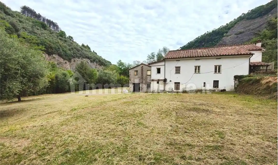 Rustico - Casale in vendita a Lucca