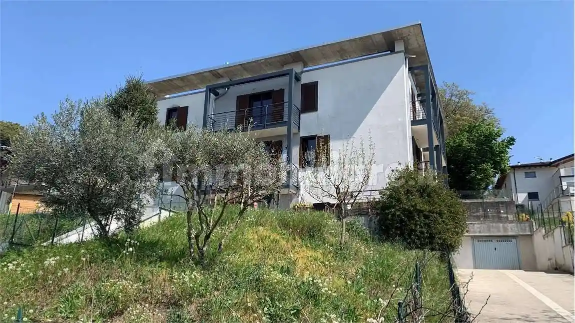 Appartamento in vendita a Oltrona di San Mamette