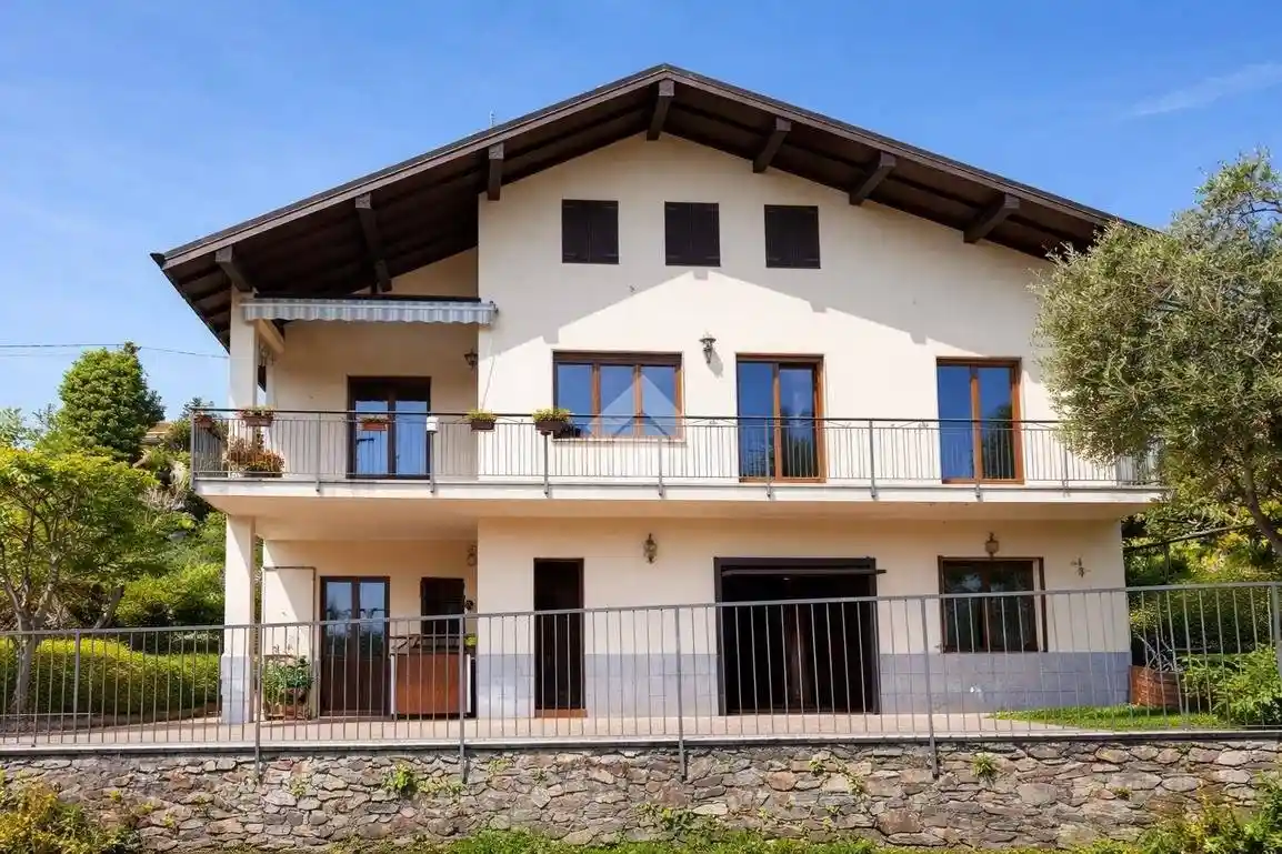 Villa in vendita a Arizzano