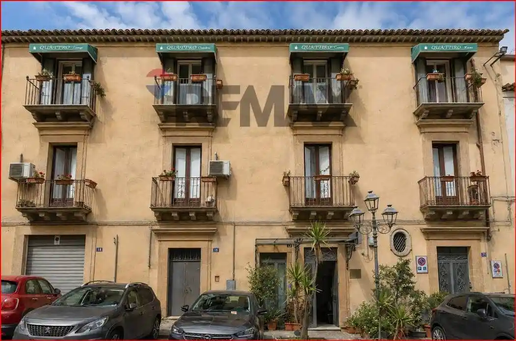 Palazzo - Edificio in vendita a Caltagirone