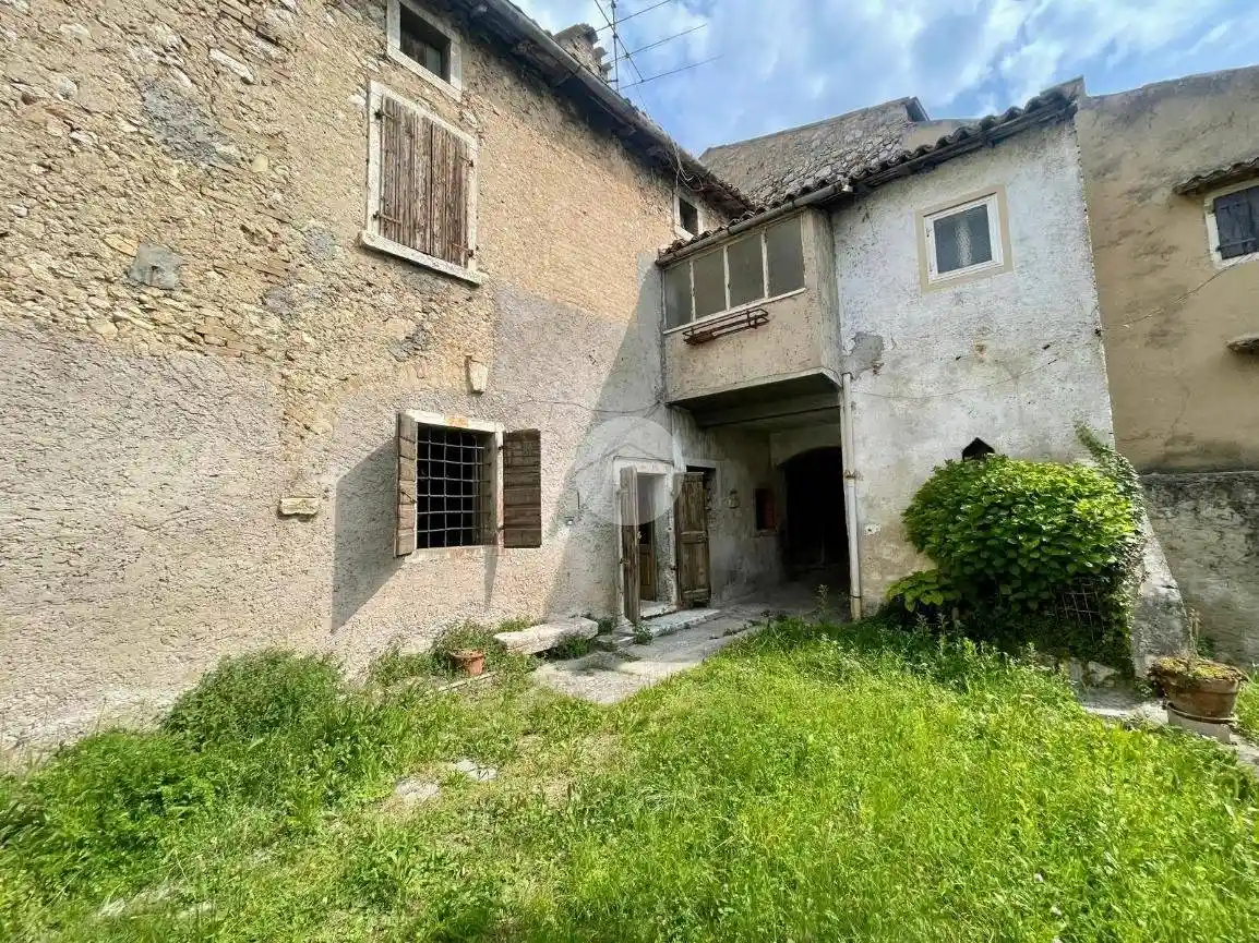 Rustico - Casale in vendita a Caprino Veronese