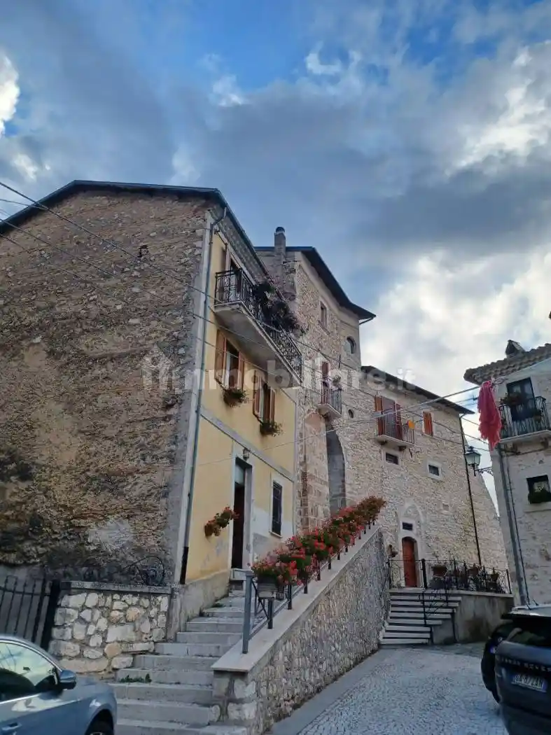 Casa indipendente in vendita a Bisegna