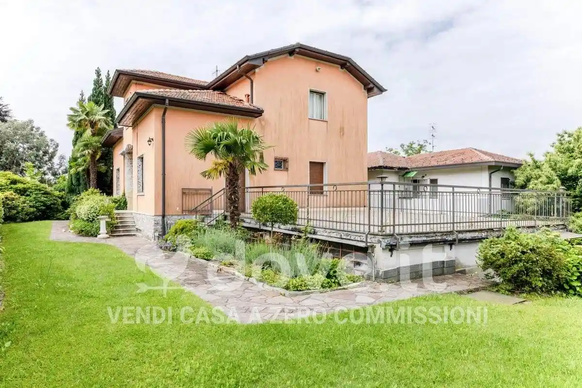 Villa in vendita a Cocquio-Trevisago