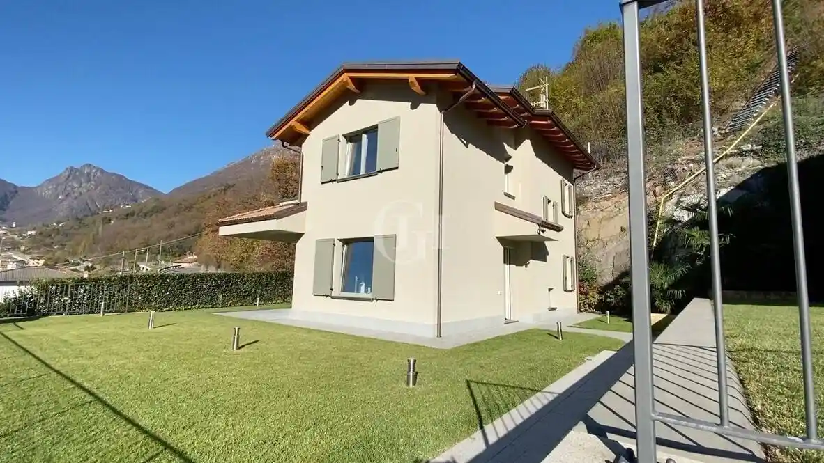 Villa in vendita a Carlazzo