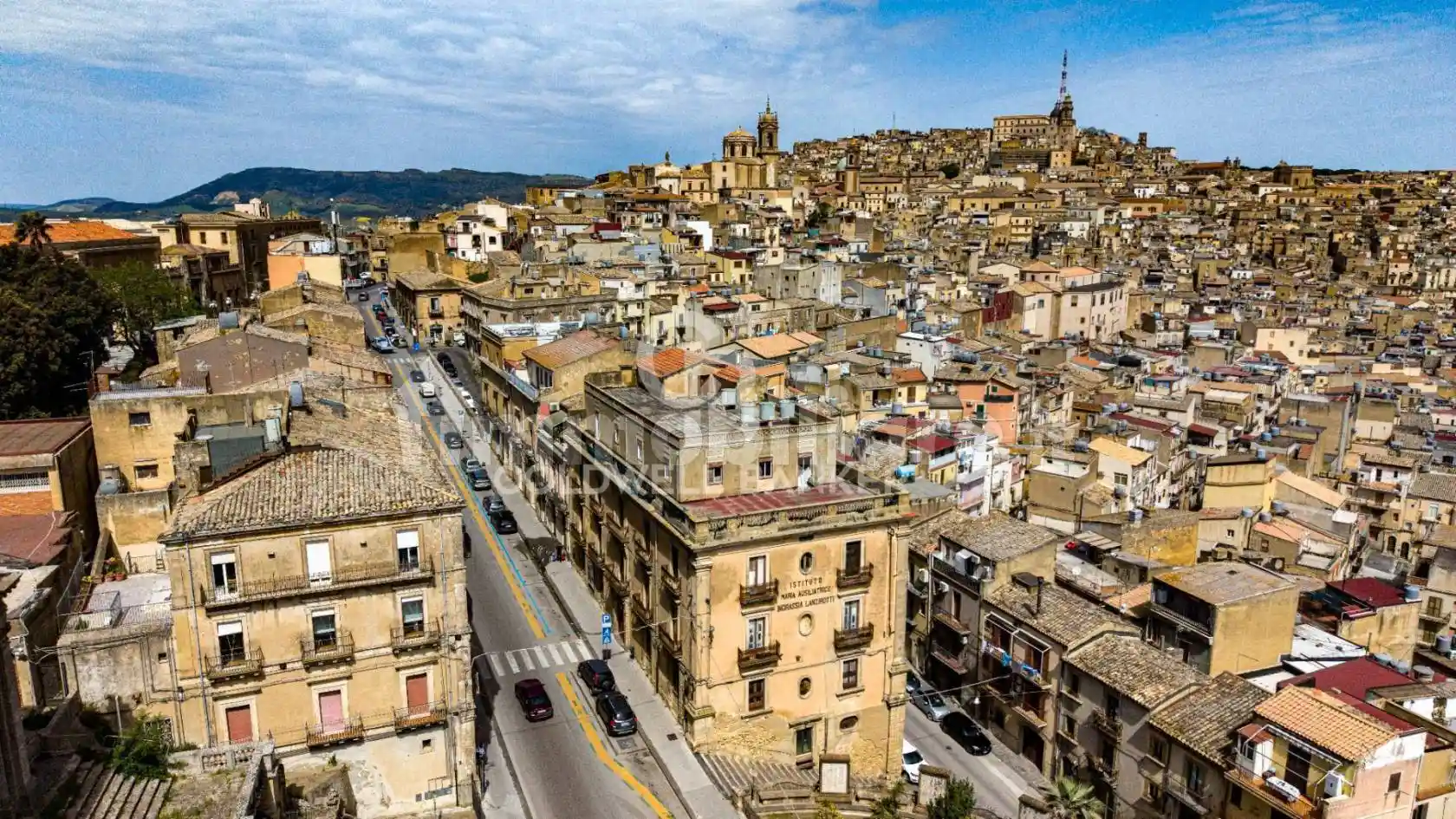 Palazzo - Edificio in vendita a Caltagirone