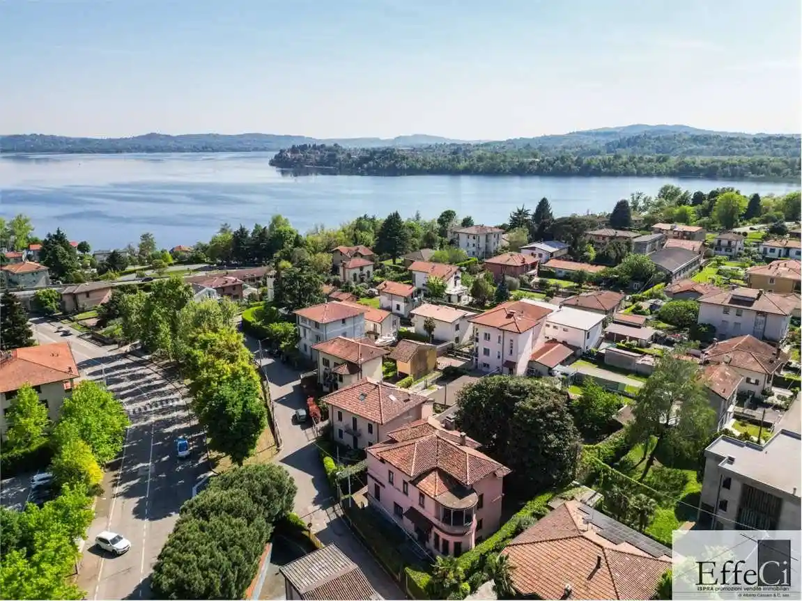 Villa in vendita a Gavirate