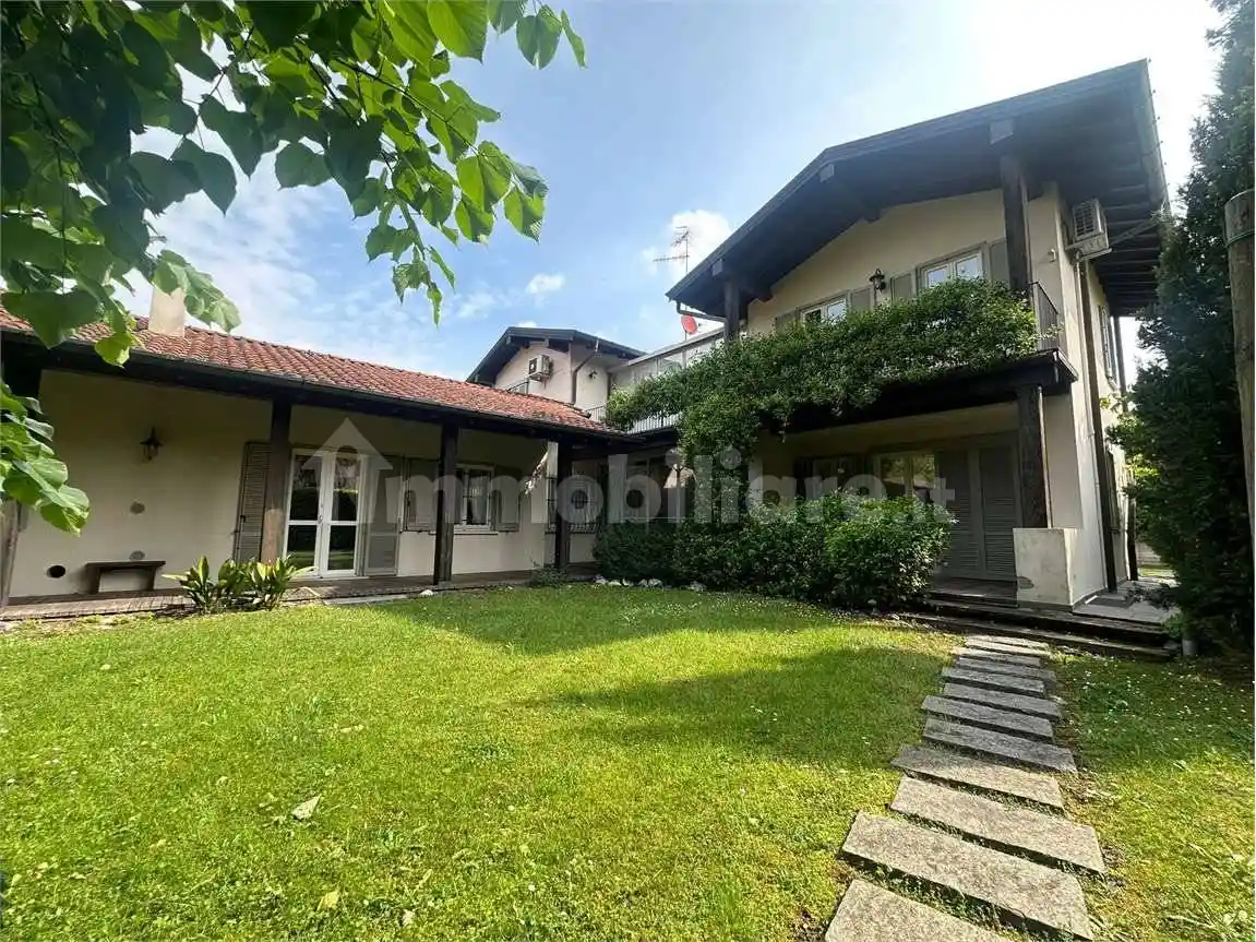 Villa in vendita a Travedona-Monate