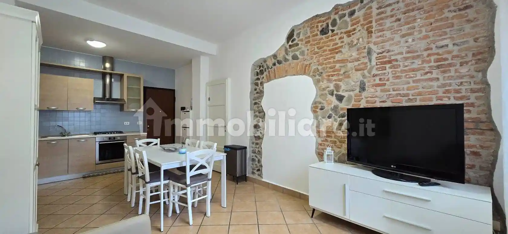 Appartamento in affitto a Angera