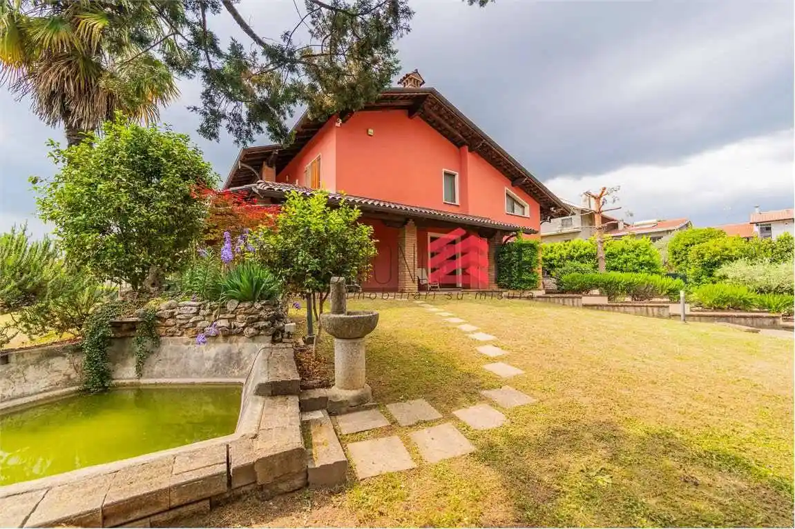 Villa in vendita a Mezzomerico