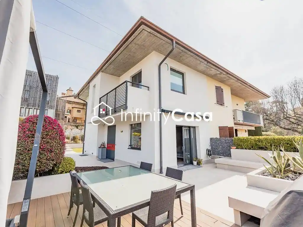 Villa in vendita a Pastrengo