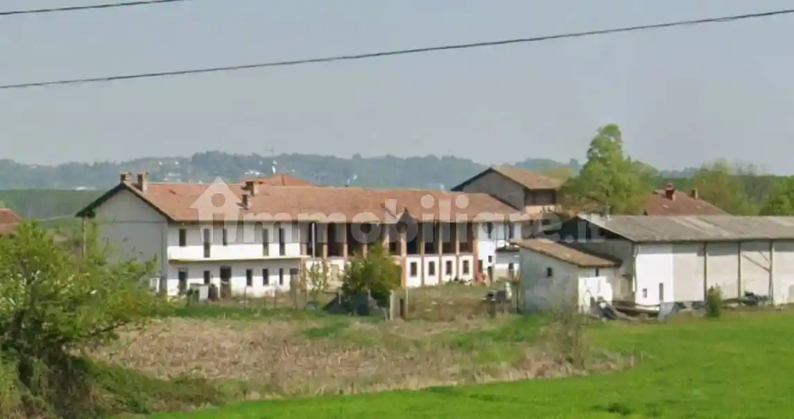 Rustico - Casale in vendita a Bra