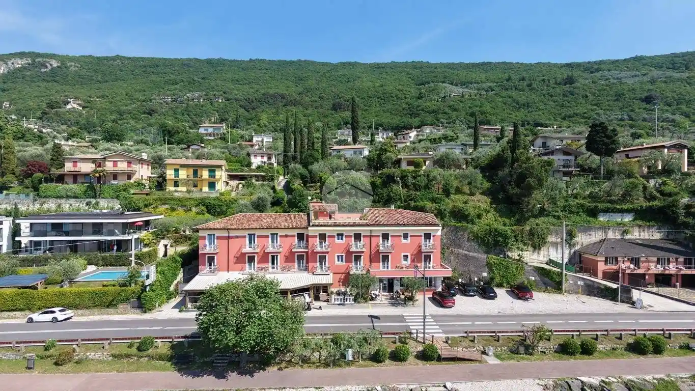 Palazzo - Edificio in vendita a Torri del Benaco
