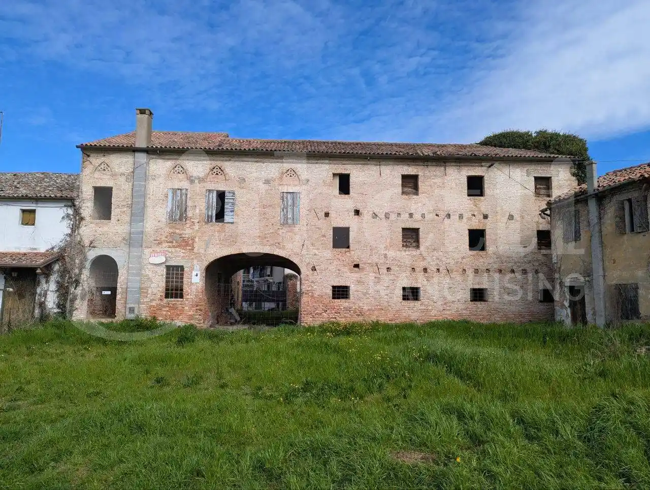 Palazzo - Edificio in vendita a Agna