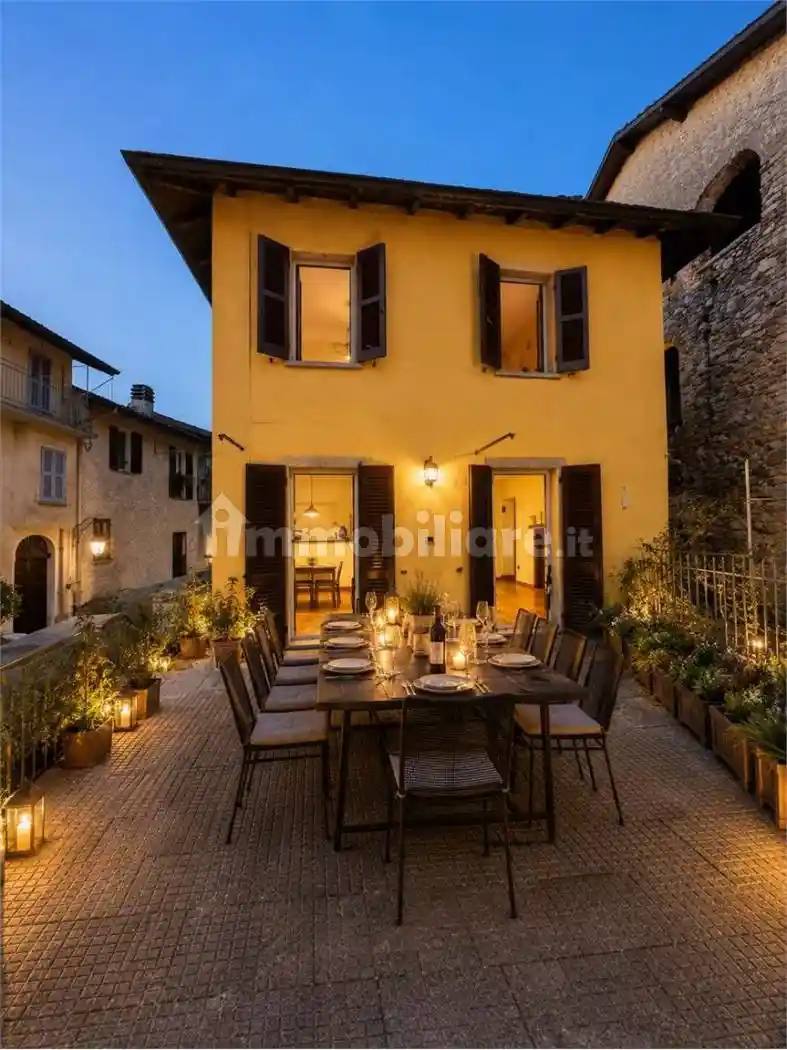 Casa indipendente in vendita a Agra