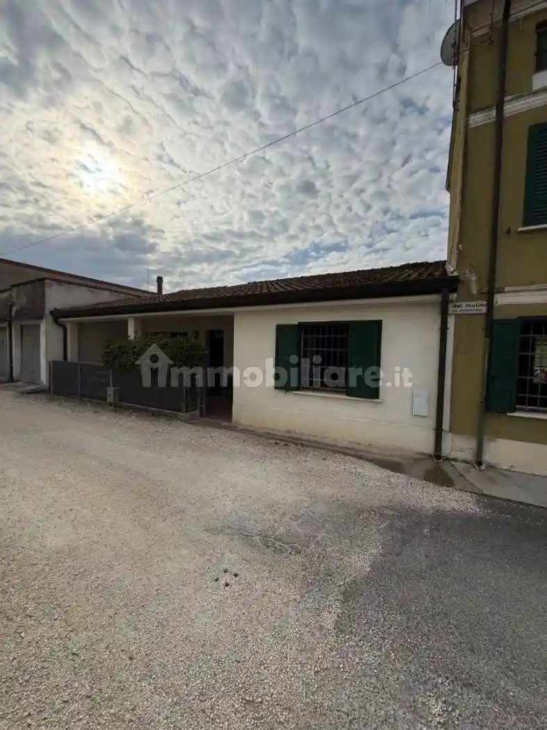 Villa in vendita a Serravalle a Po