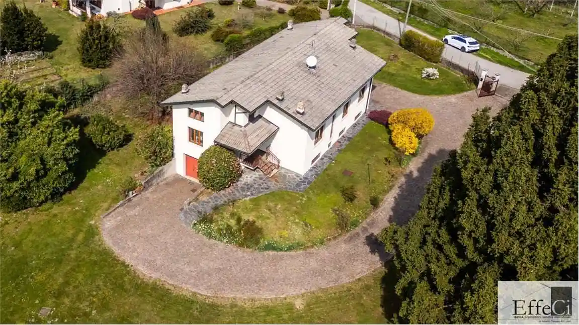 Casa indipendente in vendita a Cocquio-Trevisago