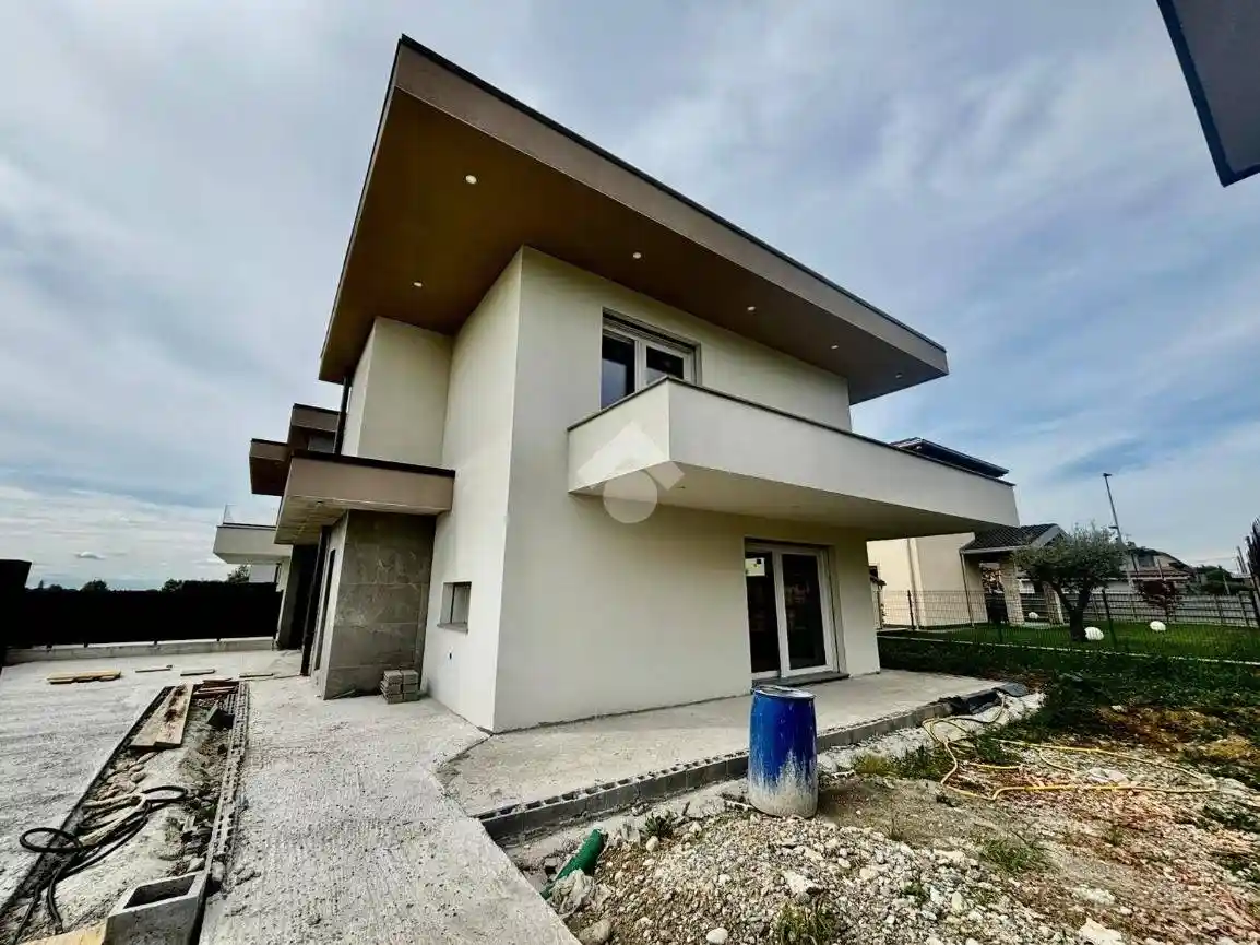 Villa in vendita a Calcinate