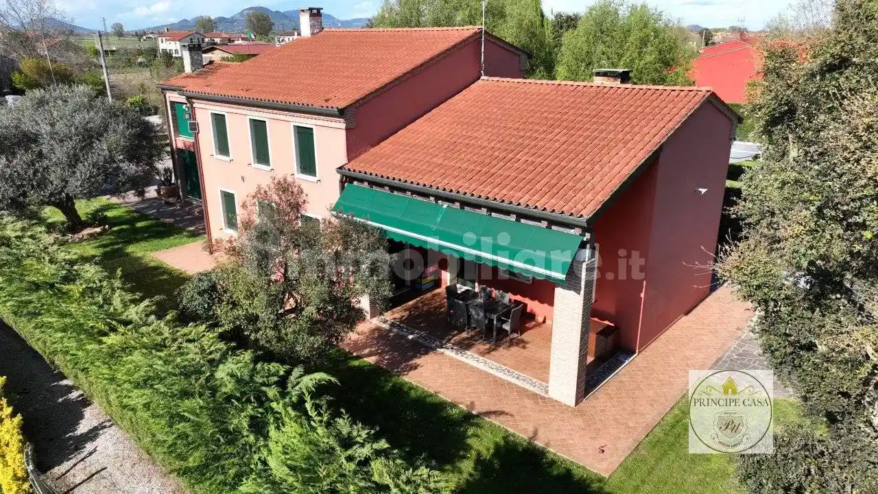 Casa indipendente in vendita a Villa Estense
