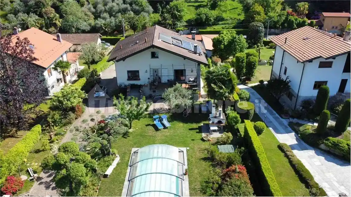 Villa in vendita a Castelveccana