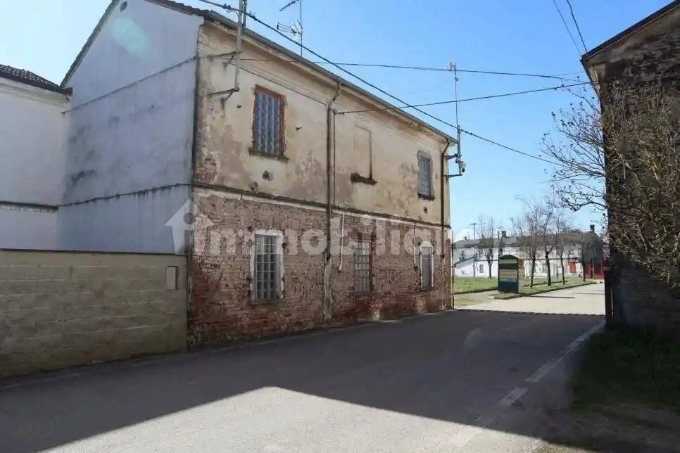 Casa indipendente in vendita a Rosasco