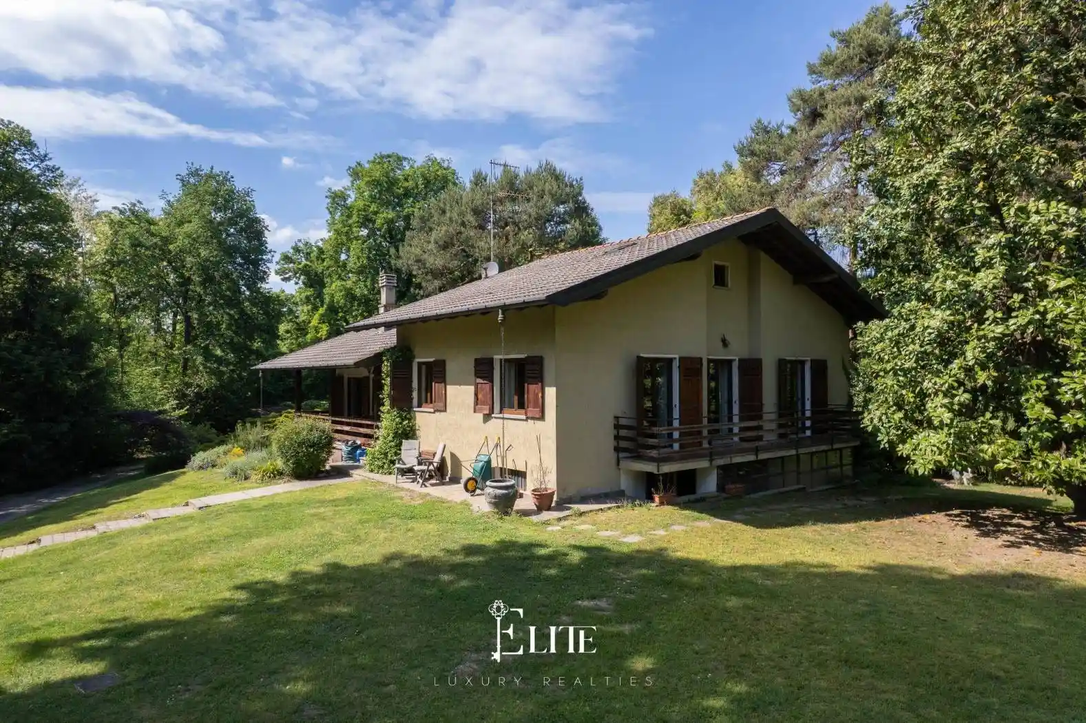 Villa in vendita a Sesto Calende