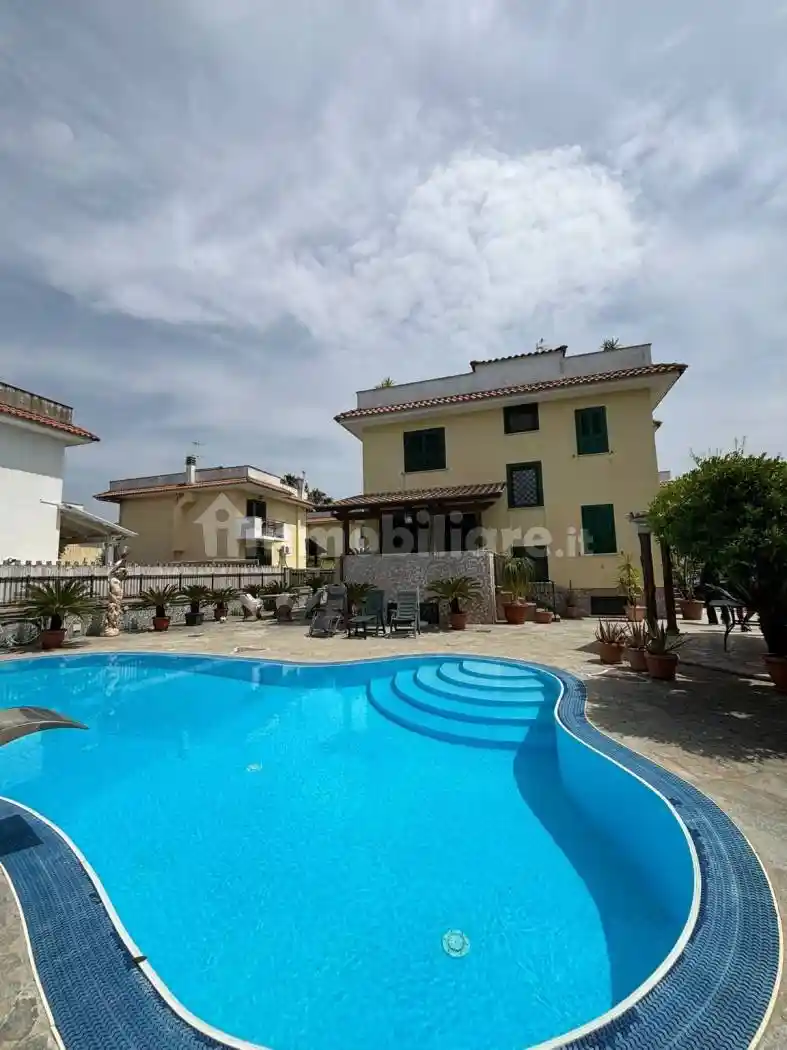Villa in vendita a Giugliano in Campania