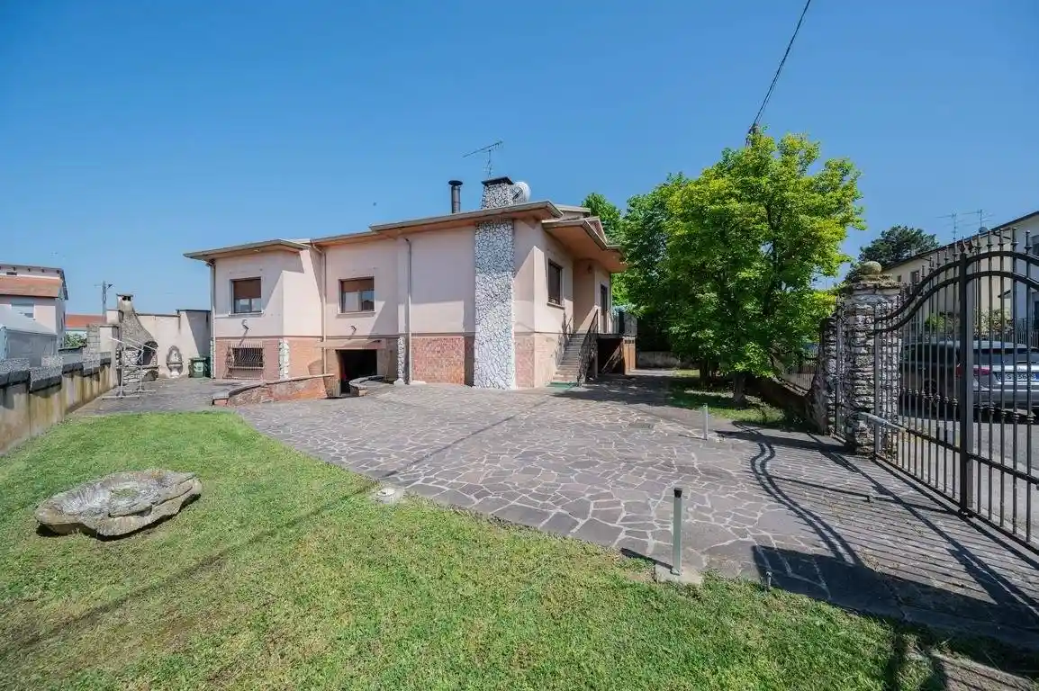 Villa in vendita a Curtatone