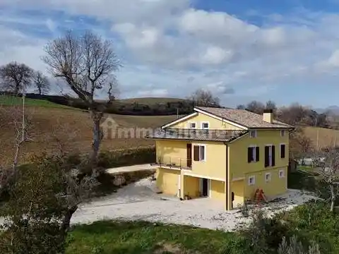 Villa in vendita a San Severino Marche