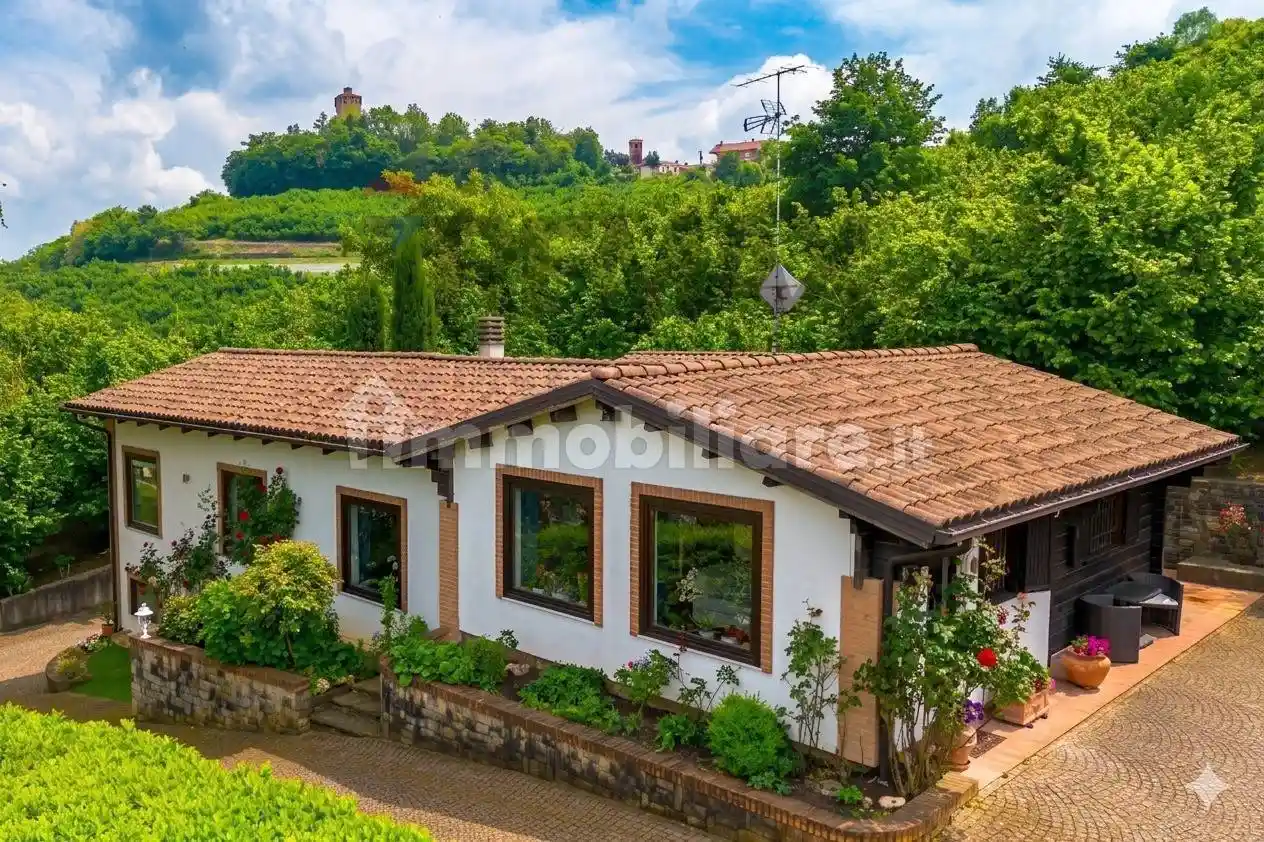 Villa in vendita a Santa Vittoria d'Alba