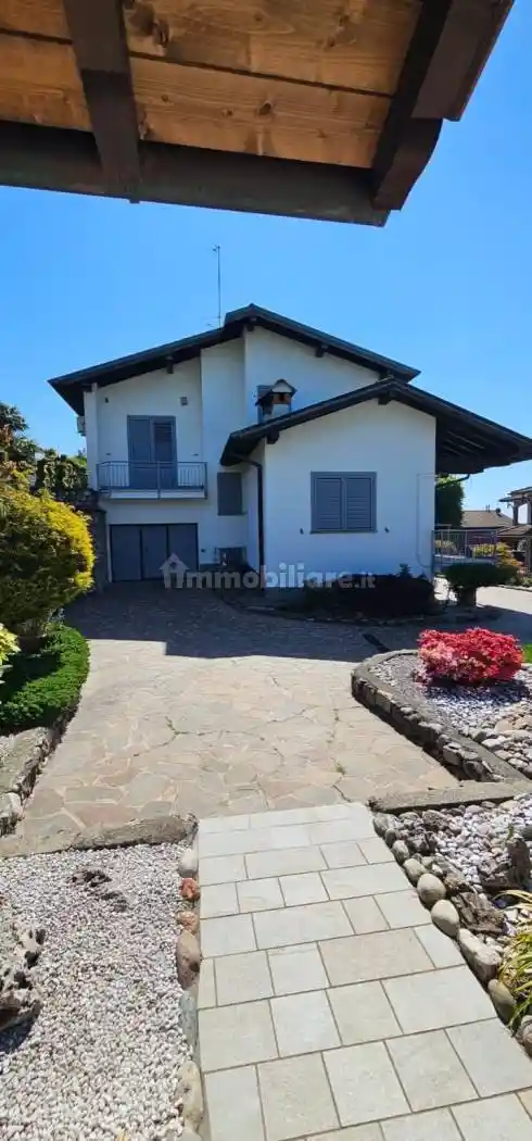 Villa in vendita a Montano Lucino