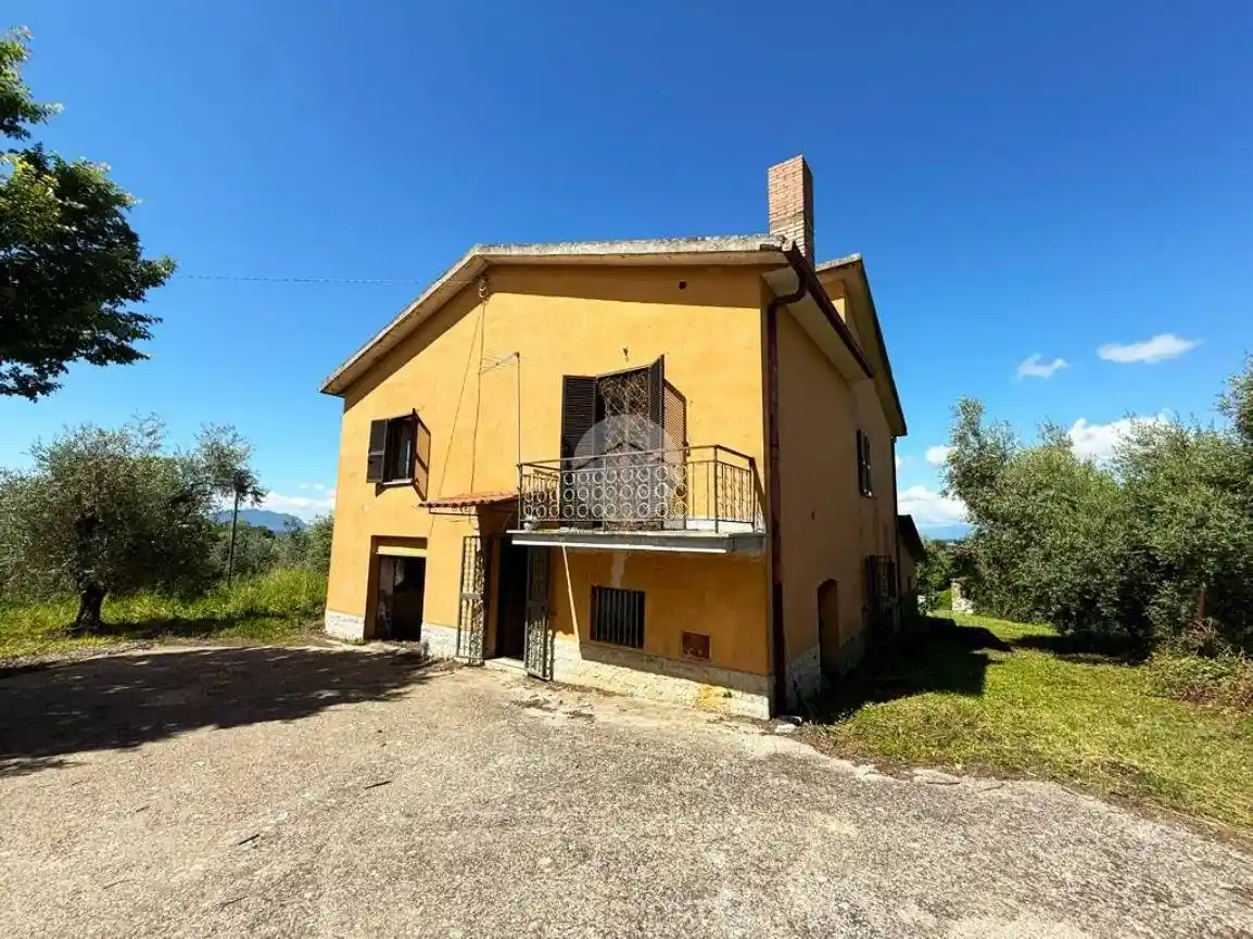 Casa indipendente in vendita a Montebuono