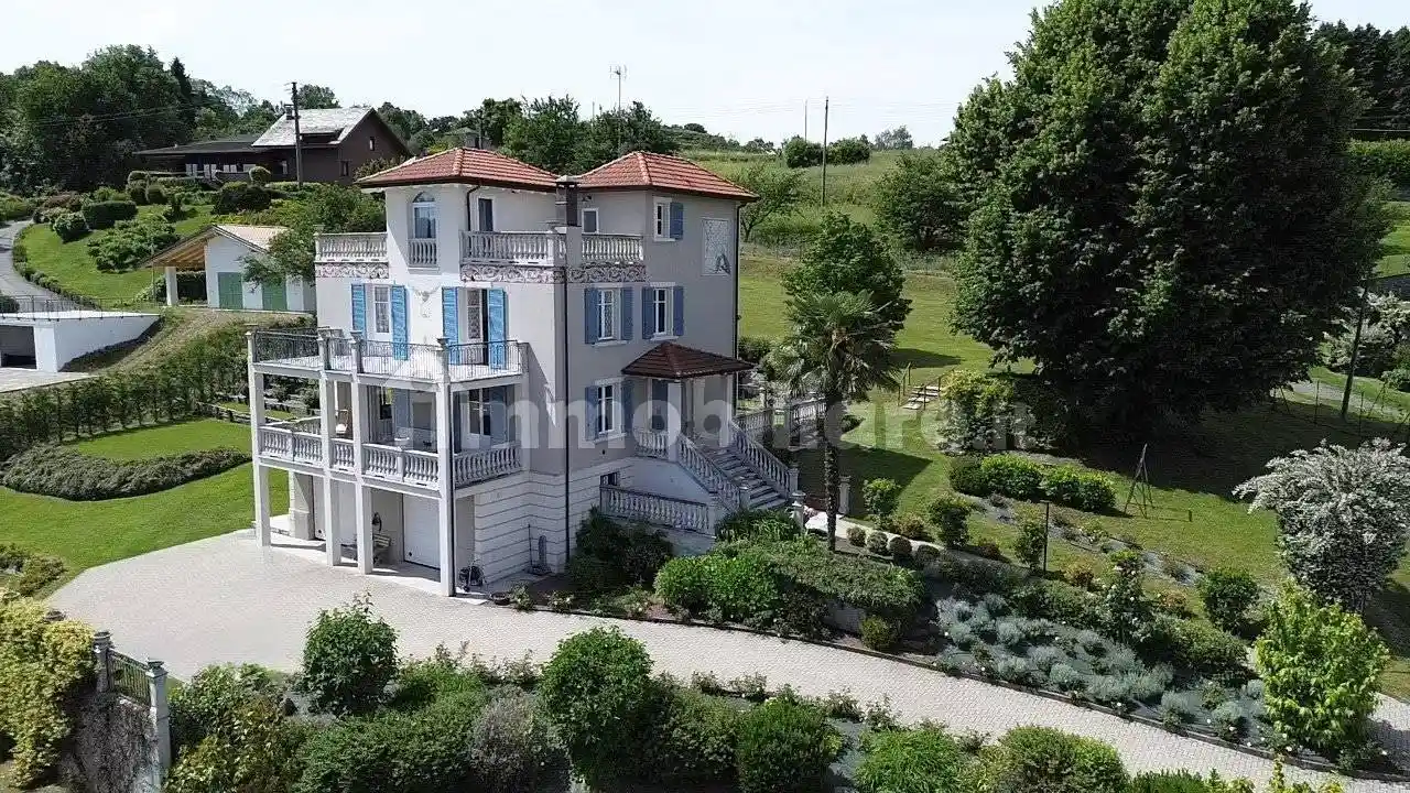 Villa in vendita a Arona