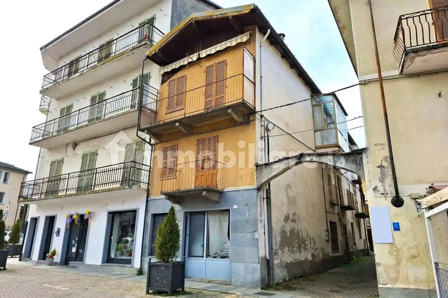 Palazzo - Stabile in vendita a Bagnolo Piemonte