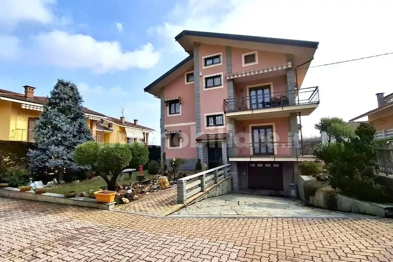 Palazzo - Stabile in vendita a Bagnolo Piemonte