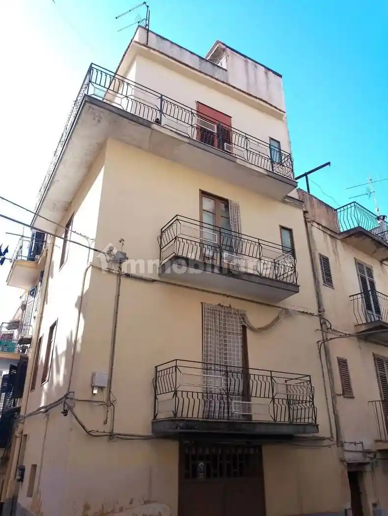 Palazzo - Edificio in vendita a Montelepre
