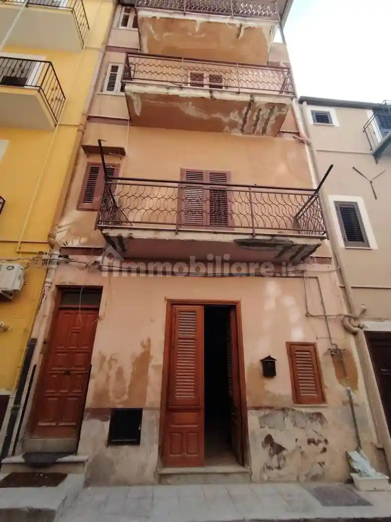 Palazzo - Edificio in vendita a Montelepre