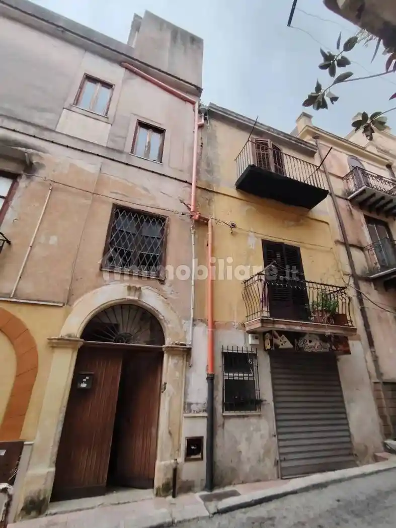 Palazzo - Edificio in vendita a Montelepre