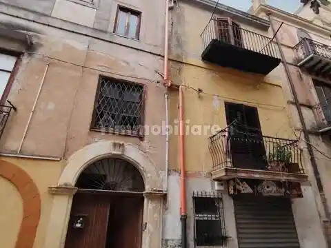 Palazzo - Edificio in vendita a Montelepre