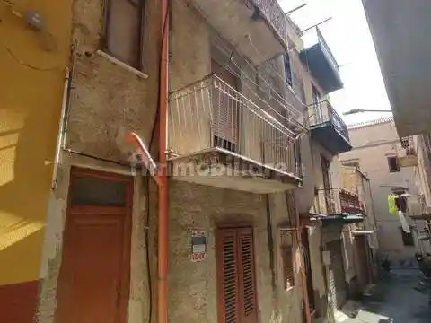 Palazzo - Edificio in vendita a Carini