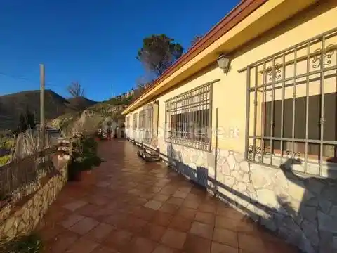 Villa in vendita a Montelepre