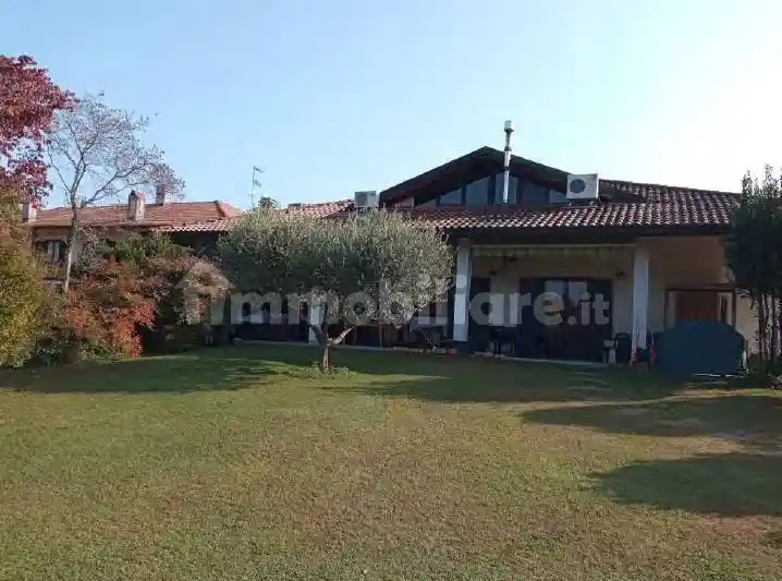Villa in vendita a Angera