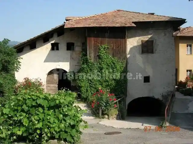 Casa indipendente in vendita a Novella
