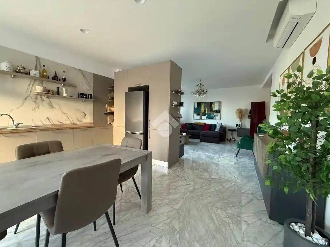 Appartamento in vendita a Napoli