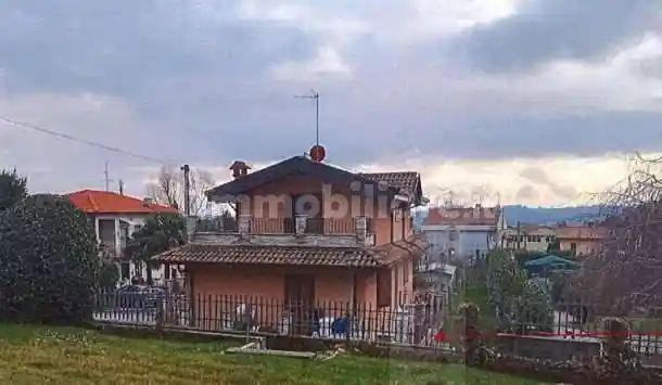 Villa in vendita a Erba